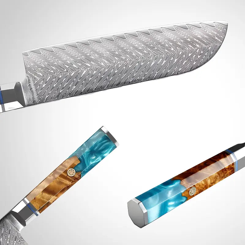 Couteau Santoku en acier damas 67 couches présenté avec son manche bleu en bois stabilisé, vu en deux parties.