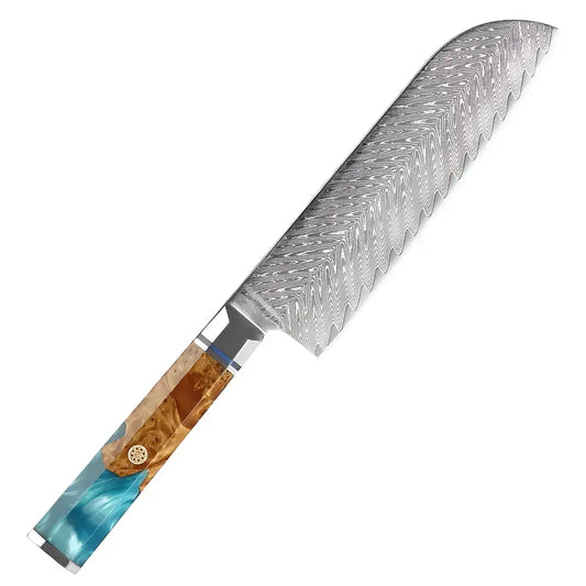 Couteau Santoku en acier damas 67 couches avec manche en bois stabilisé bleu et inserts métalliques.