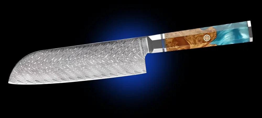 Couteau Santoku Japonais Damas en bois stabilisé et résine bleue sur un fond noir.