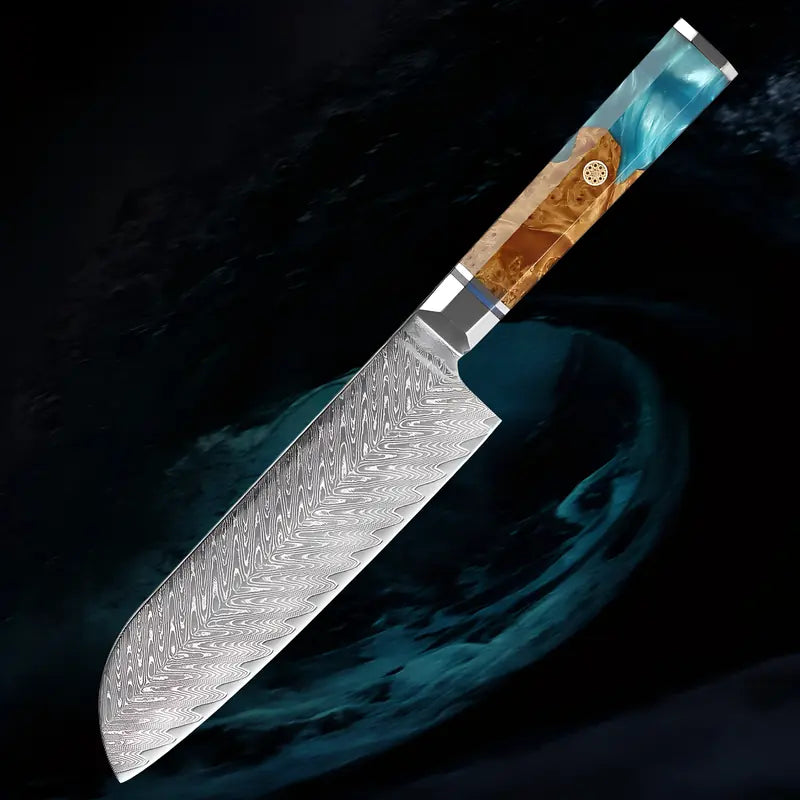 Couteau lame fine Santoku en acier damas 67 couches avec manche bleu posé sur fond noir, effet de tourbillon d’eau.