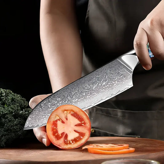 Couteau Santoku Japonais Damas en action - découpe précise d'une tomate, démonstration de la lame tranchante.