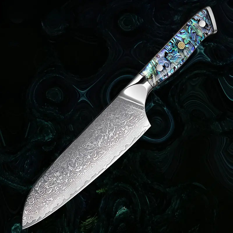Un couteau Santoku est mis en lumière sur fond noir, soulignant les détails de sa lame damas 67 couches.