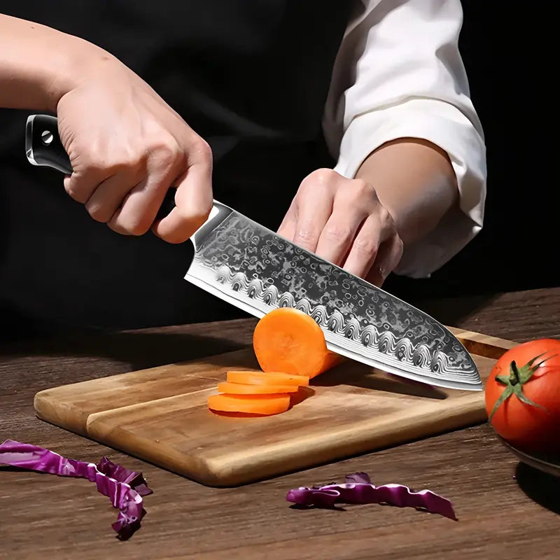 Découpe de carottes avec un Santoku japonais avec un manche Yo-handle 
pour une prise en main confortable.