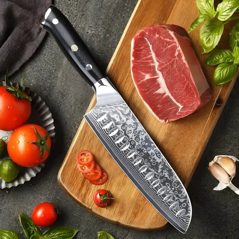 Scène culinaire mettant en valeur un Santoku tranchant à côté d’un morceau de viande.