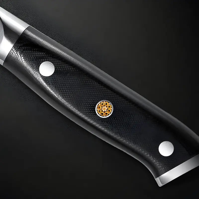 Gros plan sur le manche Western occidental avec un montage en pleine soie d'un couteau Santoku.