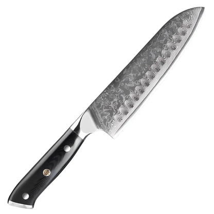 Couteau Santoku en acier damas 67 couches avec manche G10 noir finition boisée, sur fond blanc.