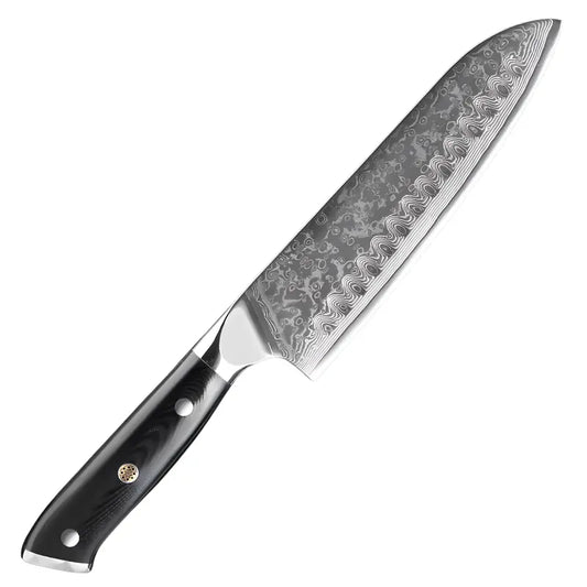 Couteau Santoku en acier damas 67 couches avec manche G10 noir finition boisée, sur fond blanc.