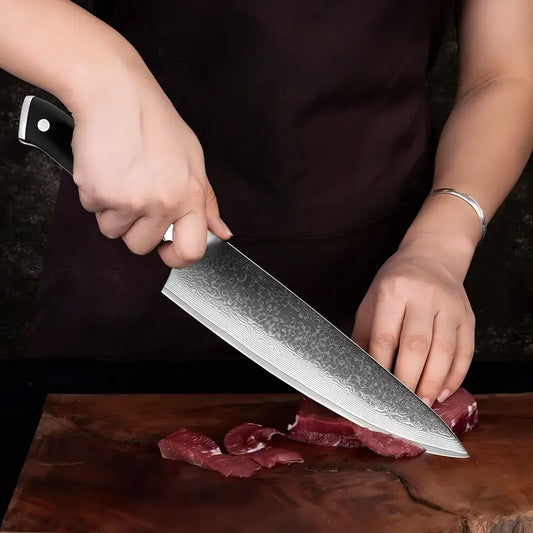 Couteau Lame du Gardien utilisé pour couper de la viande crue, lame damassée précise et profil équilibré.