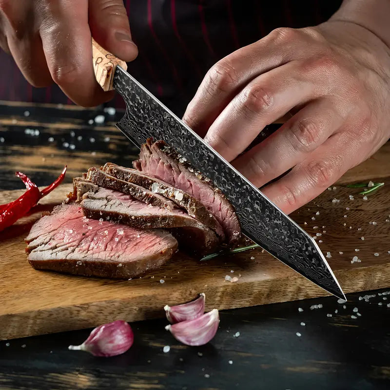 Le Chef de l’Ombre utilisé pour trancher de la viande sur une planche, montrant précision et contrôle.