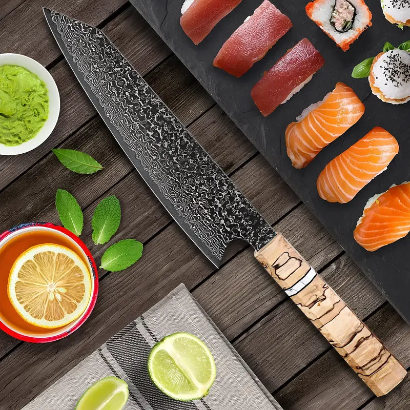 Chef de l’Ombre posé sur une table avec sushi, citron vert, piment et gingembre, ambiance japonaise.
