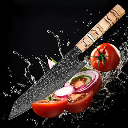 Le couteau tranche des tomates et oignons rouges, lame noire damassée bien visible.