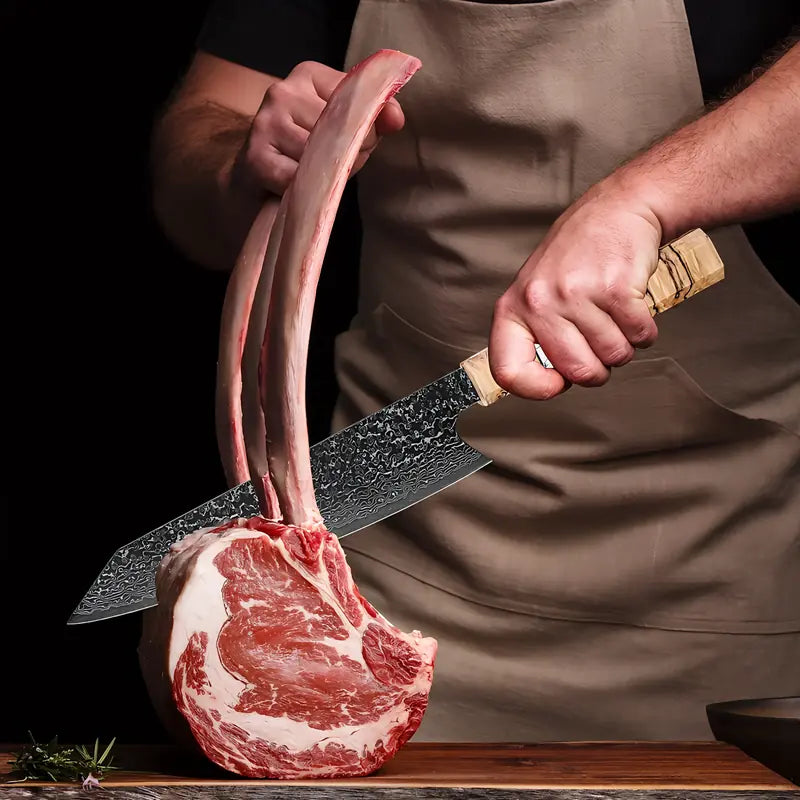 Lame du Kiritsuke Chef de l’Ombre au contact d’un morceau de viande rouge saignant, ambiance sombre.