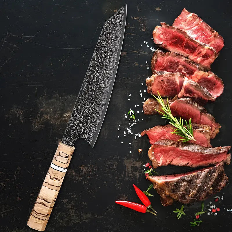 Couteau japonais Chef de l’Ombre tranchant une côte de bœuf crue sur une planche en bois.