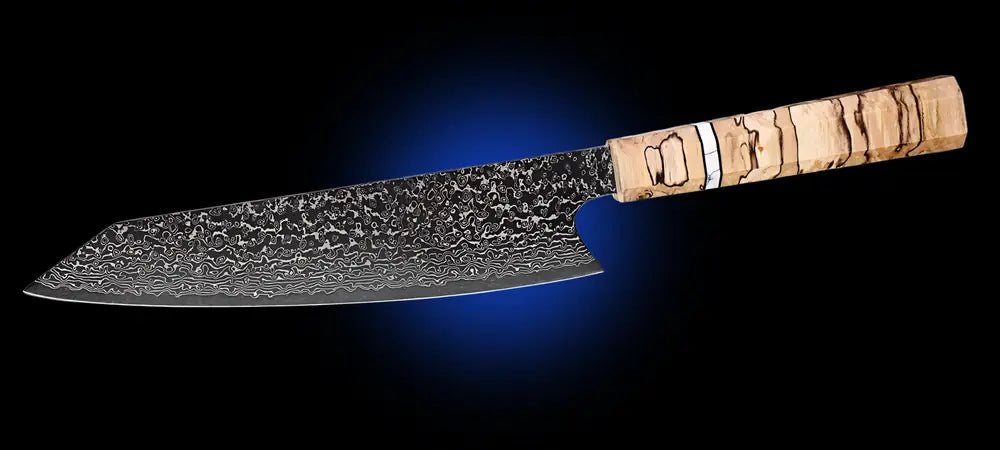 Vue complète du Kiritsuke japonais Chef de l’Ombre avec lame damassée noire et manche droit en bois stabilisé.