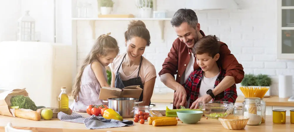 Famille imageant le plaisir de cuisiner pour ceux qu’on aime, valeur fondamentale portée par Damasora.