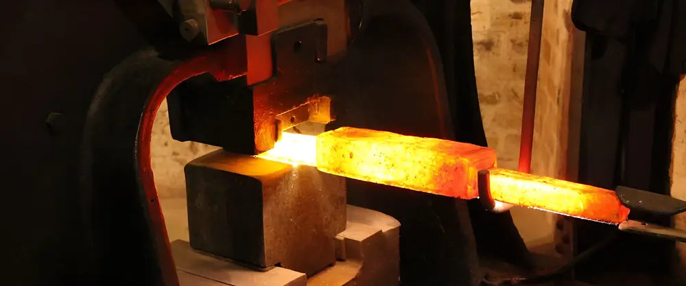 Lame chauffée au rouge vif dans une forge japonaise, processus de fabrication.